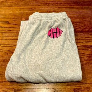 medium chaser lips sweatpants